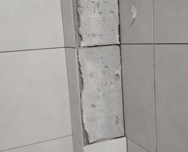 甘德瓷砖空鼓维修公司分享下瓷砖施工前基层浇水润湿程度不足，可能导致以下问题